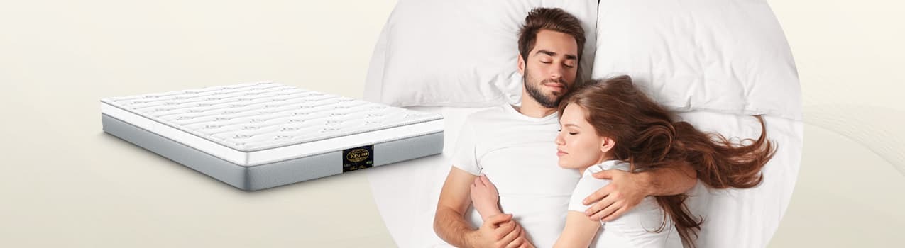 Montagem com foto de casal caucasiano deitado abraçado em cama branca à direita e, à esquerda, modelo de colchão King Star.