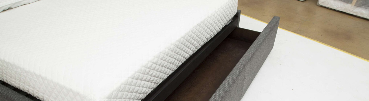 Zoom na lateral de base cama box baú branca com detalhes na cor cinza. Zoom na lateral de base cama box baú branca com detalhes na cor cinza.